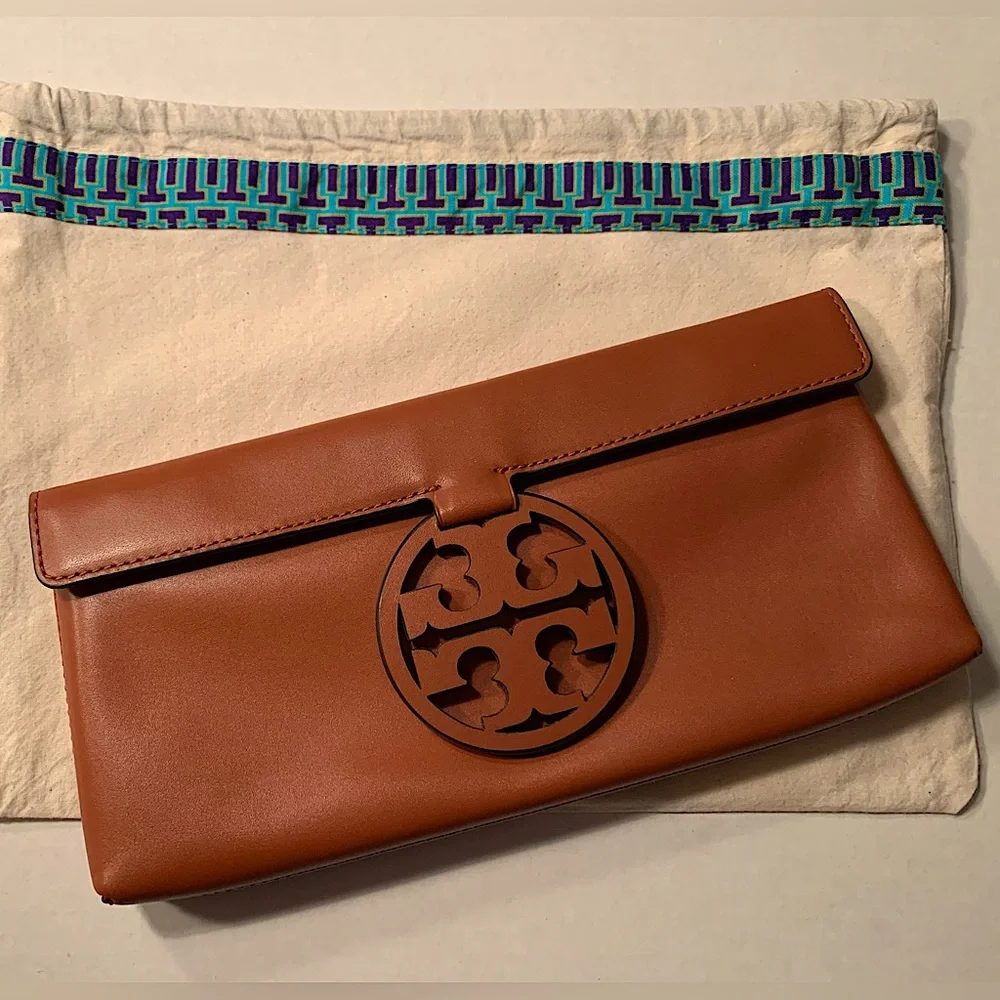 Tory Burch Women’s Miller Clutch Aged Camello EUC/Small lip gloss stain Used 2xs
